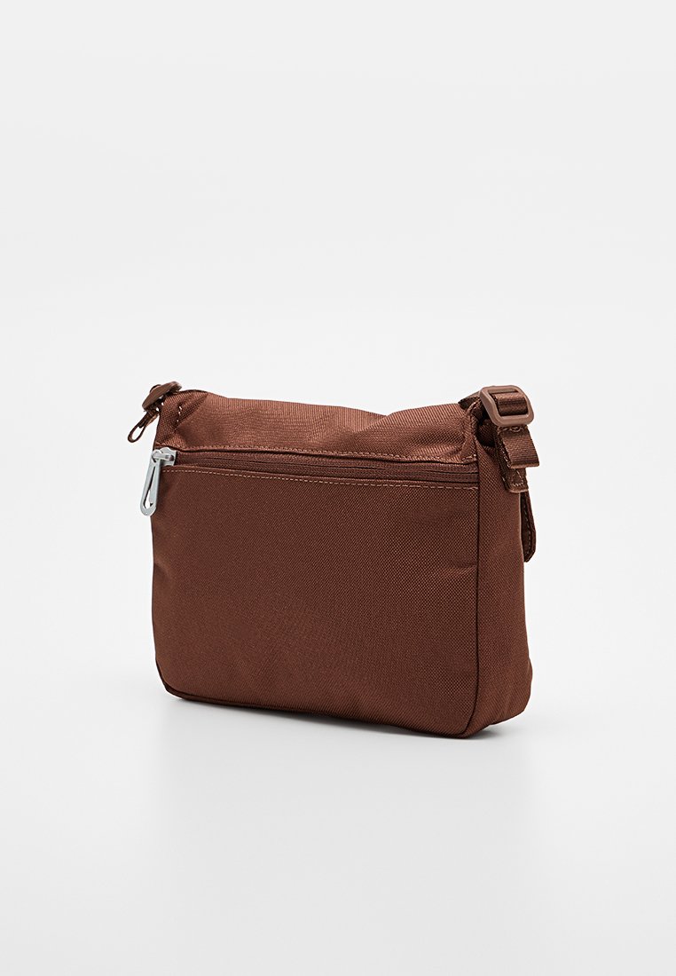 Bolso bandolera de tela marrón con cierre de cremallera, correa lateral y un bolsillo delantero. Superficie texturizada con forma rectangular.