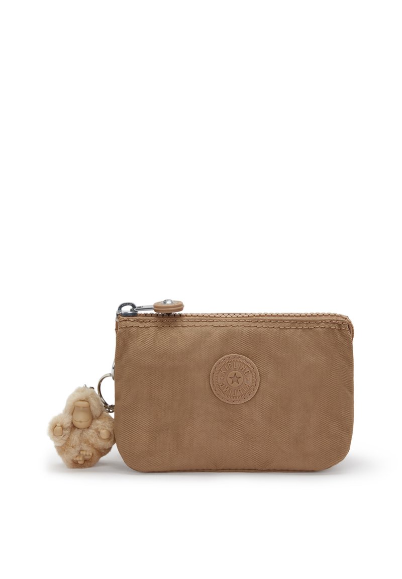 Pochette marrone zippata con texture, dotata di un logo rotondo e di un soffice portachiavi come accent. Design compatto per gli essenziali di piccole dimensioni.