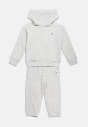 Ensemble sweat à capuche et pantalon de survêtement gris clair taille tout-petit avec petit logo élan sur la poitrine et la cuisse gauche.