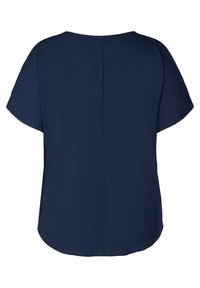 Maglietta blu navy con maniche corte, scollo rotondo e tessuto liscio e leggero. Include una cucitura centrale sul retro e un orlo leggermente curvo.