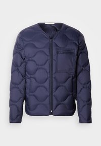 Μπουφάν navy με επένδυση, χαρακτηριζόμενο από σχεδιασμό με ραμμένες στρογγυλεμένες περιοχές, μπροστινό φερμουάρ και αριστερή τσέπη στο στήθος με λεπτομέρεια λογότυπου.