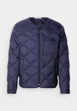 Μπουφάν navy με επένδυση, χαρακτηριζόμενο από σχεδιασμό με ραμμένες στρογγυλεμένες περιοχές, μπροστινό φερμουάρ και αριστερή τσέπη στο στήθος με λεπτομέρεια λογότυπου.