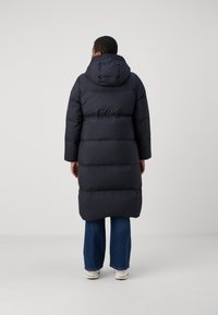 Tommy Hilfiger Curve CASUAL HOOD COAT - Dunkåpe / -frakk - desert sky