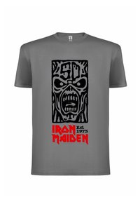 Šedé bavlněné tričko s černou grafikou lebky a textem "IRON MAIDEN Est. 1975" v červené barvě. Krátké rukávy, klasický kulatý výstřih.