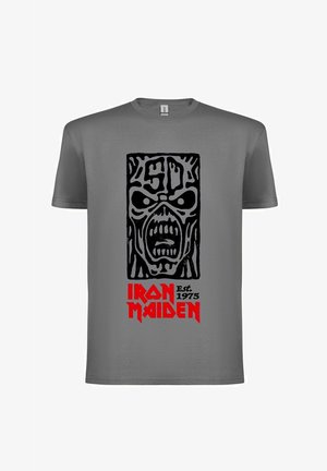 Grijze katoenen t-shirt met een zwart grafisch ontwerp van een schedel en de tekst "IRON MAIDEN Est. 1975" in het rood. Korte mouwen, ronde hals.