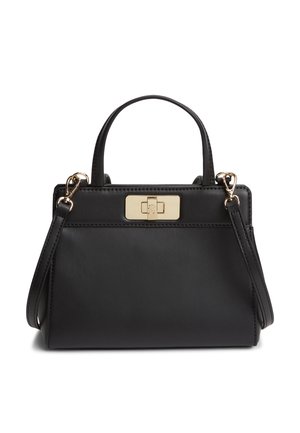 Sac à main en cuir noir avec des poignées supérieures, une sangle d'épaule détachable et une fermeture rectangulaire en métal doré sur le devant.