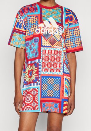 Buntes Adidas T-Shirt-Kleid mit geometrischen und floralen Patchworkmustern in Rot, Blau, Gelb, Weiß und fettem Adidas-Logo auf der Brust.