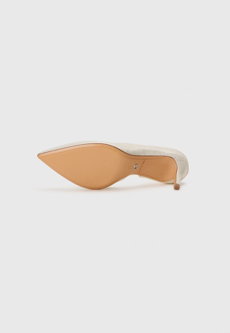 Puntige hoge hak schoen met een glinsterende beige bovenkant, een beige zool en een slanke stiletto hak. Gladde textuur en minimalistisch ontwerp.
