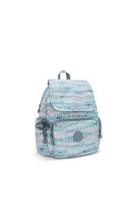 Mochila con un patrón de hojas azul claro, compartimentos con cremallera, tela suave y un charm decorativo de peluche en el tirador de la cremallera.