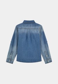 Camicia in denim con colletto button-down, maniche lunghe con polsini a bottone e una leggera sfumatura dal blu scuro al blu chiaro sul retro.