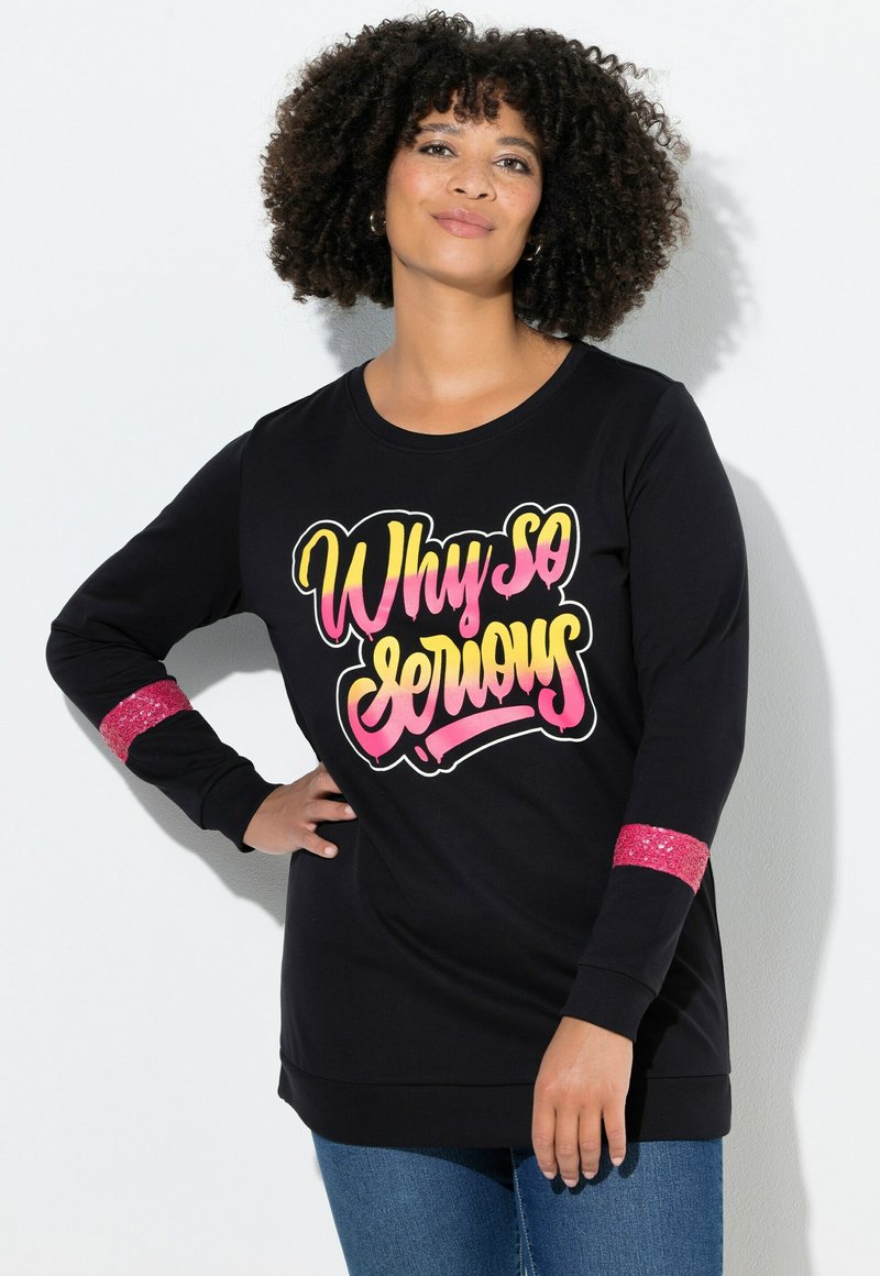 Felpa nera con una grande grafica "Perché così serio?" in rosa e giallo. Presenta dettagli scintillanti rosa sulle maniche. Vestibilità casual.
