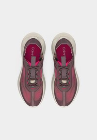 Ζευγάρι από μπορντό και ροζ αθλητικά παπούτσια Calvin Klein με μπεζ σόλες, σε άποψη από πάνω, που δείχνει τα κορδόνια και το όνομα της μάρκας στα πέλματα και στα πλάγια.