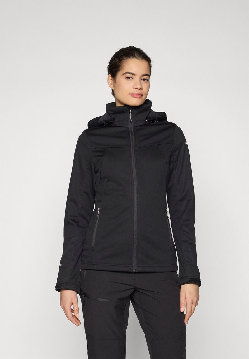 Chaqueta de softshell negra con un alto cuello y capucha ajustable, que presenta bolsillos laterales con cremallera y un diseño ajustado. Textura de tela suave.