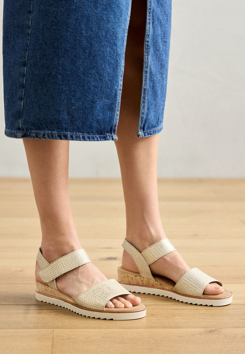Gabor Wedge sandals - oat/gold-coloured - Zalando