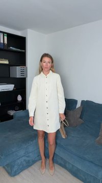 Fehér kordbársony ingruha galléros nyakkivágással és elöl gombos záródással. Hosszú ujjú, bő szabású, bézs hegyes orrú lapos cipővel párosítva.