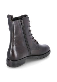 Stivale alla caviglia in pelle marrone con una texture liscia, zip laterale, parte anteriore con lacci e suola in gomma resistente, progettato per durabilità e comfort.