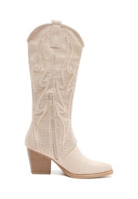 Botas de tobillo de estilo occidental color beis con un diseño perforado, punta cuadrada y un tacón marrón apilado, que cuentan con costuras decorativas y una cremallera lateral.