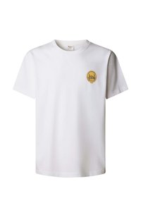 Weißes T-Shirt mit kurzen Ärmeln und einem kleinen, runden gelben Emblem mit einem Gebäude und Text auf der linken Brustseite.