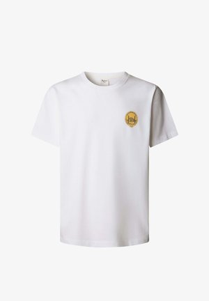 Valge lühikeste varrukatega t-särk, mille vasakul rinnal on väike ümar kollane embleem, kus on hoone ja tekst.