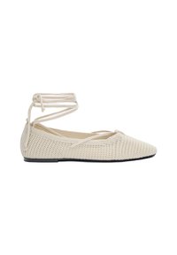 Beige geflochtene Ballerinas mit spitz zulaufender Zehenpartie, flacher Sohle und umwickelten Schnürsenkeln. Die Textur ist offen gestrickt und hat ein glattes Innenfutter.