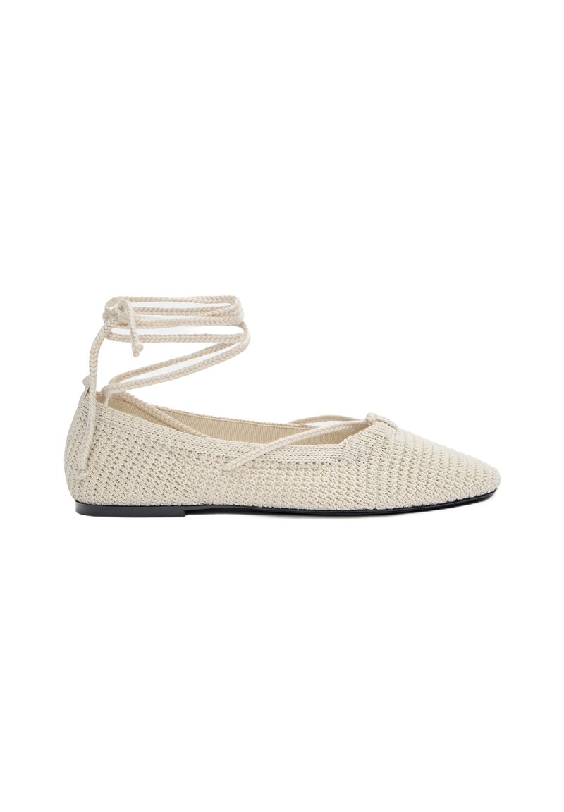 Ballerines tressées beige avec un bout pointu, une semelle plate et des lacets enroulés. La texture est en tricot ouvert, avec une doublure intérieure lisse.