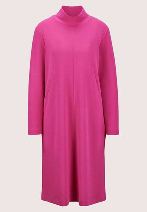 Langärmeliges Kleid in kräftigem Pink, aus weichem Stoff gefertigt. Hat einen hohen Hals, einen geraden Schnitt und seitliche Taschen. Glatte Textur, lässiges Design.
