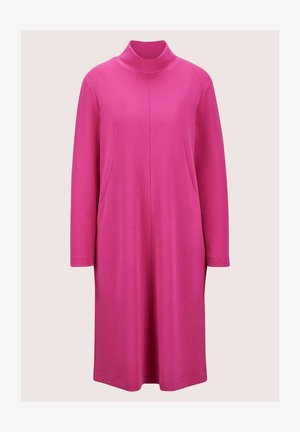 Langärmeliges Kleid in kräftigem Pink, aus weichem Stoff gefertigt. Hat einen hohen Hals, einen geraden Schnitt und seitliche Taschen. Glatte Textur, lässiges Design.
