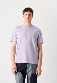 Lavendelfarbene kurzärmelige T-Shirt mit Rundhalsausschnitt und weißem "BOSS"-Logo in der Mitte der Brust. Glatter Stoff mit regulärer Passform.