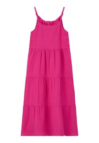 Vestido de verano rosa de capas con finas tirantes, hecho de una tela ligera con un acabado texturizado, que presenta tres volantes distintos.