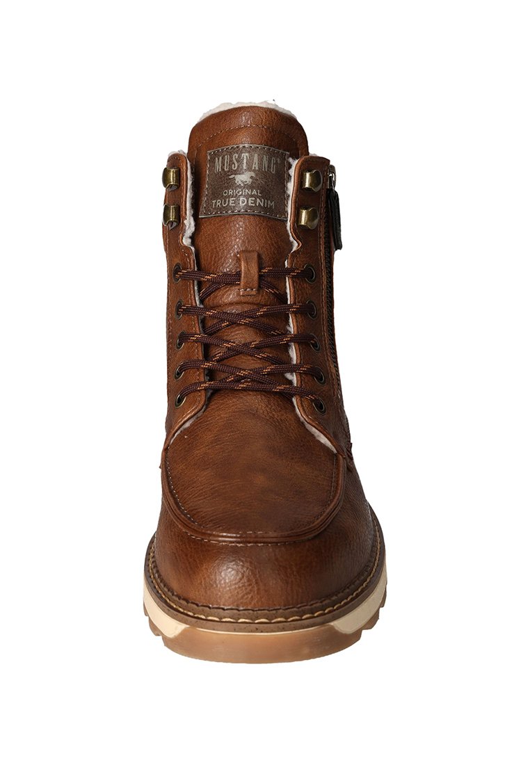 Braune Lederstiefel mit runder Spitze, Schnürdesign, metallischen Akzenten und textilem Innenfutter. Verfügt über eine Gummisohle und ein Markenetikett.