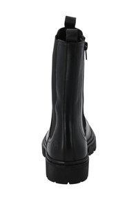 Bottine en cuir noir, avec une texture lisse, fermeture éclair à l'arrière, languette de tirage et semelle en caoutchouc épaisse. Présente des coutures décoratives et un détail de logo.