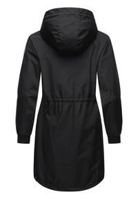 Giacca nera impermeabile con cappuccio, vita regolabile tramite cordino e polsini elasticizzati. Texture liscia, design fino al ginocchio e senza hardware visibile.