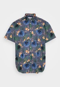 Camisa de manga corta en tejido oscuro con un patrón floral tropical en azul y verde, con botón frontal y cuello clásico.