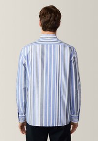 Gestreiftes Hemd in Blau und Weiß mit langen Ärmeln, Knopfmanschetten und einem klassischen Kragen. Hergestellt aus leichtem Stoff mit glatter Textur.