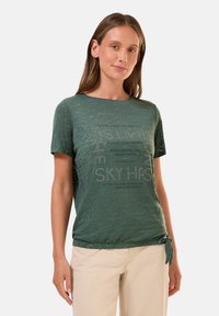 T-shirt vert texturé à manches courtes, col rond et d�étail de nœud sur le côté. Présente un imprimé aux couleurs plus claires et des accents décoratifs.