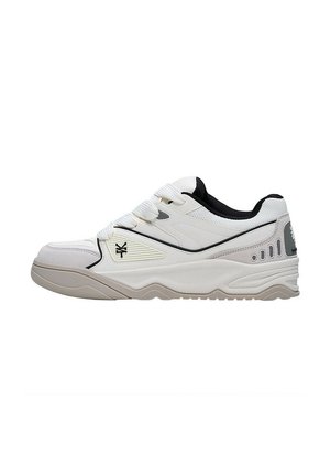 Biały niski sneaker z grubą podeszwą, czarną wewnętrzną wyściółką, elastycznymi sznurowadłami i szarymi akcentami na pięcie oraz bocznej części.