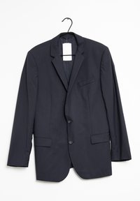 Blazer blu scuro realizzato in tessuto liscio, con rever a punta, due bottoni, tasche frontali e un'etichetta appesa.