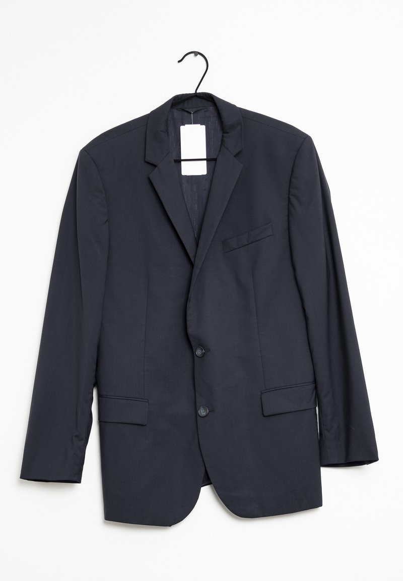 Blazer blu scuro realizzato in tessuto liscio, con rever a punta, due bottoni, tasche frontali e un'etichetta appesa.