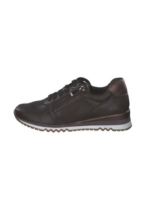 Sneaker in pelle nera con lati perforati, lacci frontali, zip laterale e suola bianca a zigzag. Punta arrotondata e design a profilo basso.