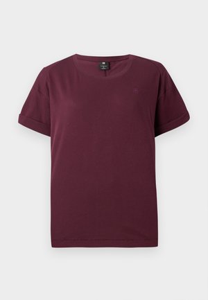Burgundijas krāsas īsām piedurknēm T-kreklu ar rullētiem maliņām un mazu logo kreisajā krūtī uz balta fona.