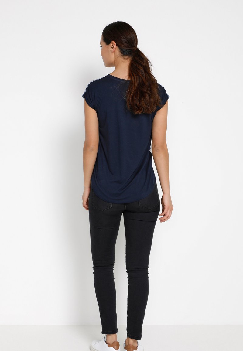 Damen T-Shirts | Kaffe BPERLINA T-Shirt print dark blue tie dye/blau - UN94847 Damen T-Shirts | Kaffe BPERLINA T-Shirt print dark blue tie dye/blau - UN94847