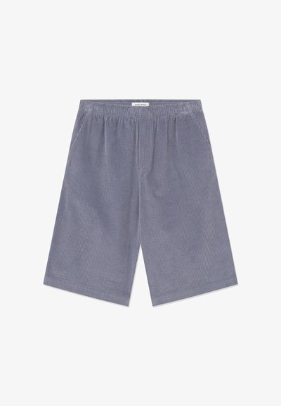 Pelēki korduroja šorti ar elastīgu jostu, kas piedāvā vertikālu ribotu tekstūru un brīvu piegriezumu. Vienkāršs dizains bez kabatām.