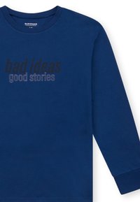 Marineblaues Sweatshirt mit Rundhalsausschnitt, das den Text "schlechte Ideen, gute Geschichten" in verschiedenen Schriftgewichten zeigt. Weicher Stoff und lange Ärmel.