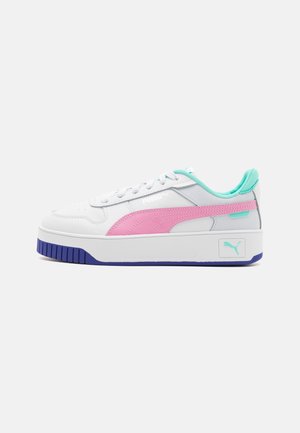 Witte sneaker met roze en muntkleurige accenten, lederen materialen, ronde neus, grove zool met blauwe rubberen zool en logodetail aan de zijkant en op de tong.
