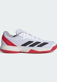 Baskets blanches avec tige en mesh, rayures noires, accents rouges et semelle en caoutchouc texturée ; conçues pour les sports de raquette.