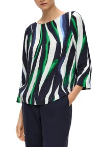 Bunte Bluse mit einem Bootsausschnitt, Dreiviertelärmeln und einem auffälligen, abstrakten Streifenmuster in Grün, Blau, Schwarz und Weiß.