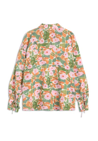 Blusa a fiori con motivo floreale, caratterizzata da fiori rosa, foglie verdi e dettagli arancioni su un tessuto leggero; presenta maniche con lacci e una vestibilità comoda.