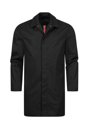 Fekete, hosszú kabát sima anyagból, hegyes gallérral, gombos záródással és egyetlen piros díszítéssel a nyakrésznél.