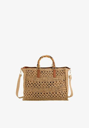 Sac cabas beige tissé avec poignées en bambou et bandoulière beige détachable, présentant un motif crochet ouvert et une forme rectangulaire.