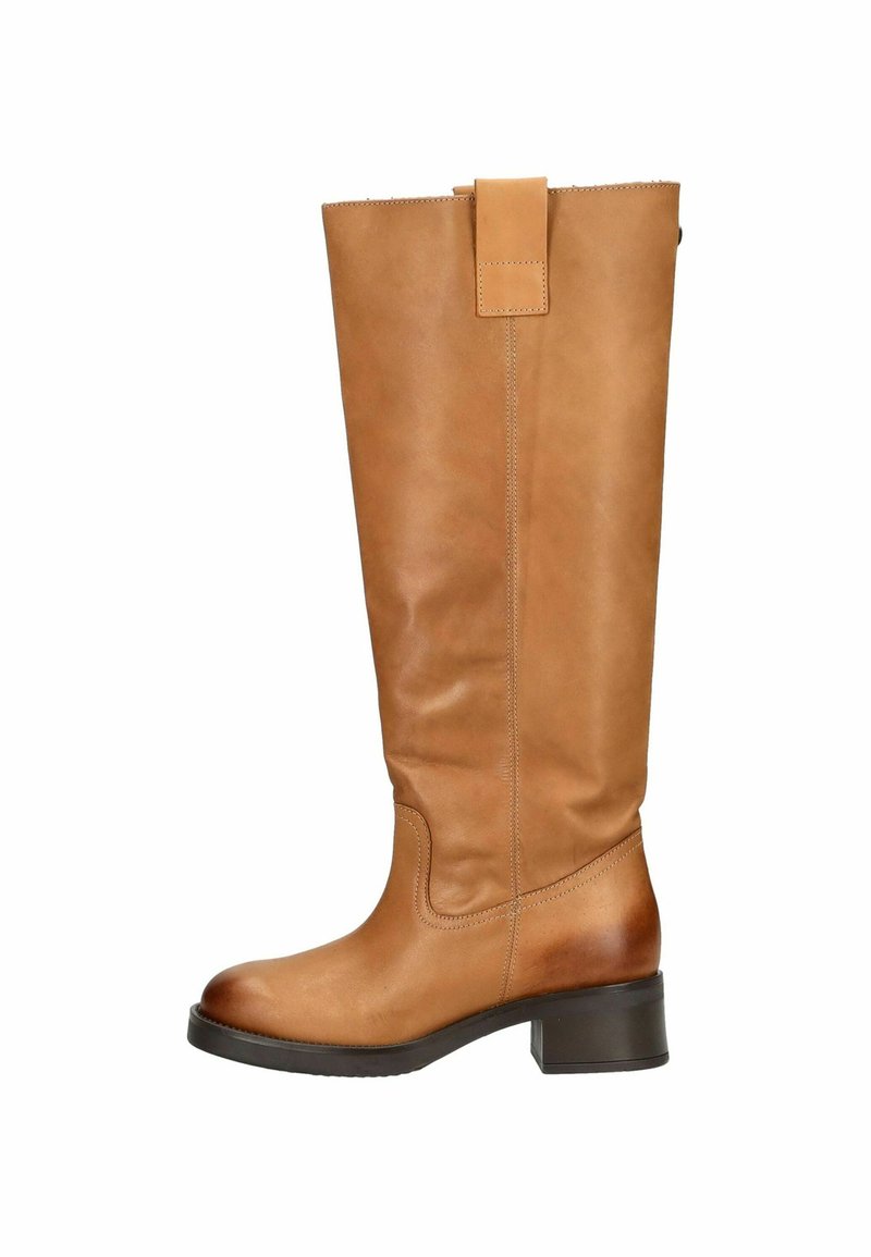 Botas de cuero color canela hasta la rodilla con una textura suave, punta redondeada y tacón cuadrado. Presenta una lengüeta trasera y detalles de costura a lo largo de los lados.
